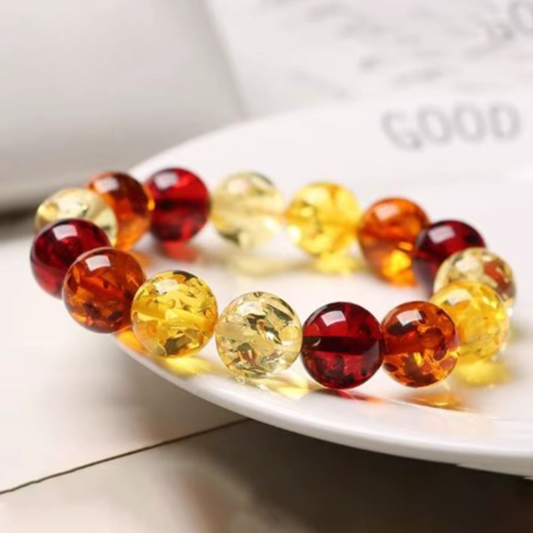 Bracelet Ambre Baltique à Perles posé sur une assiette