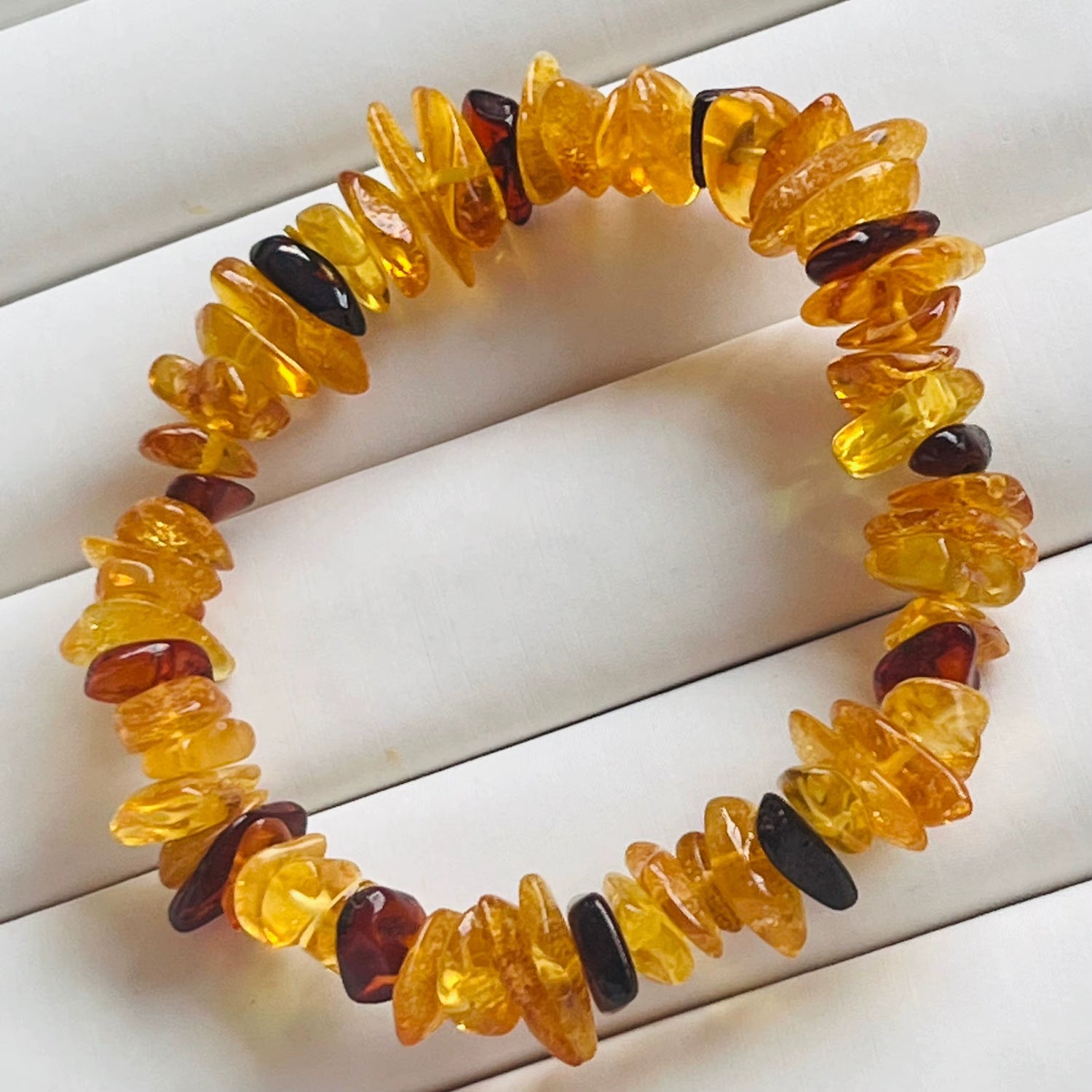 Bracelet Ambre Pierres Irrégulières sur fond gris