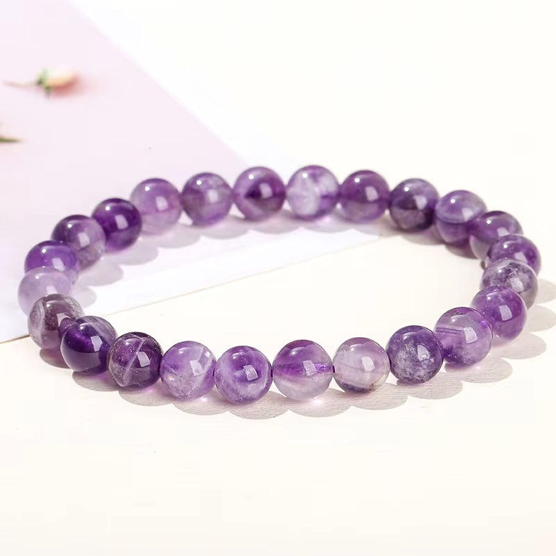 Bracelet Améthyste Tendance à Perles sur fond blanc