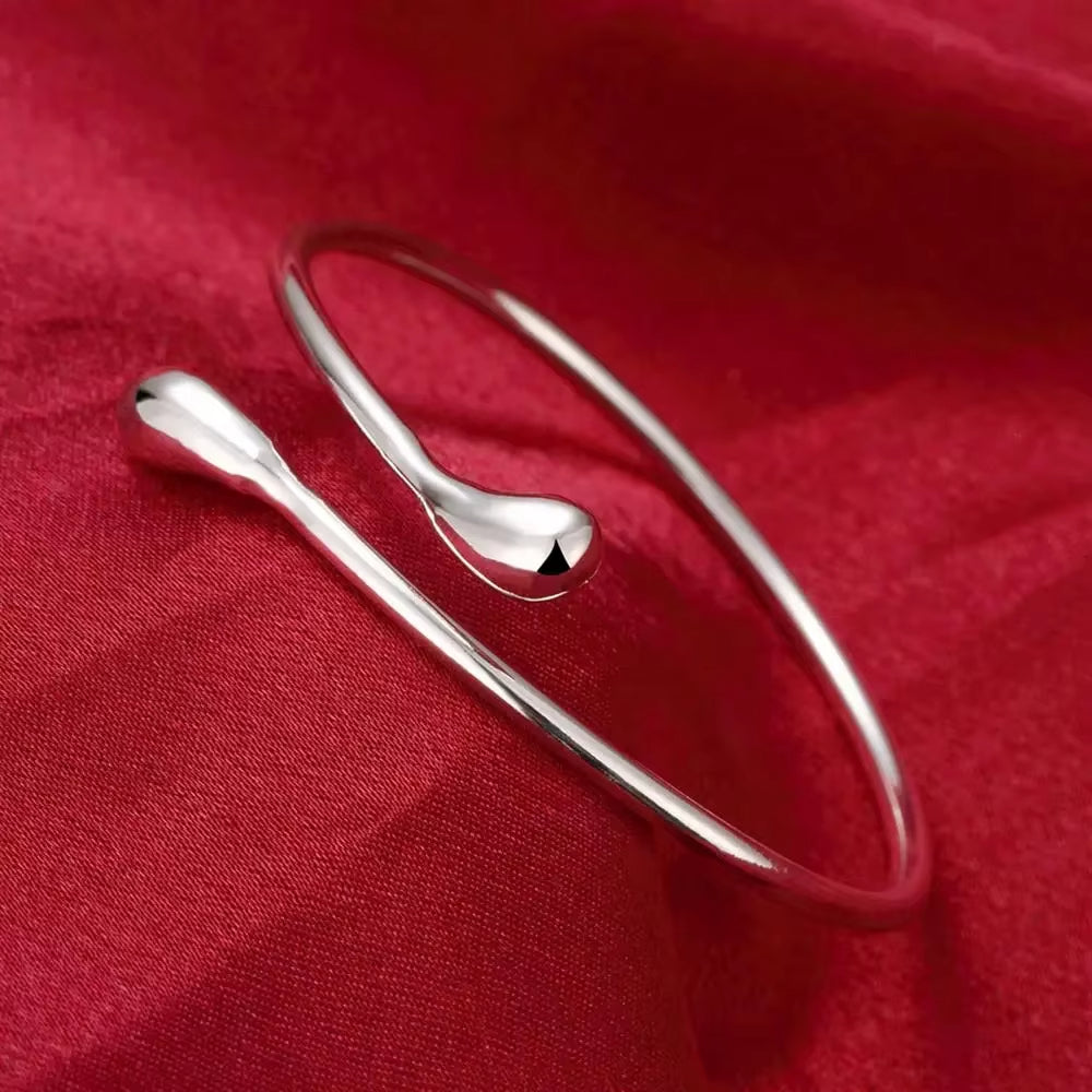 Bracelet Argenté Goutte d’Eau sur fond rouge