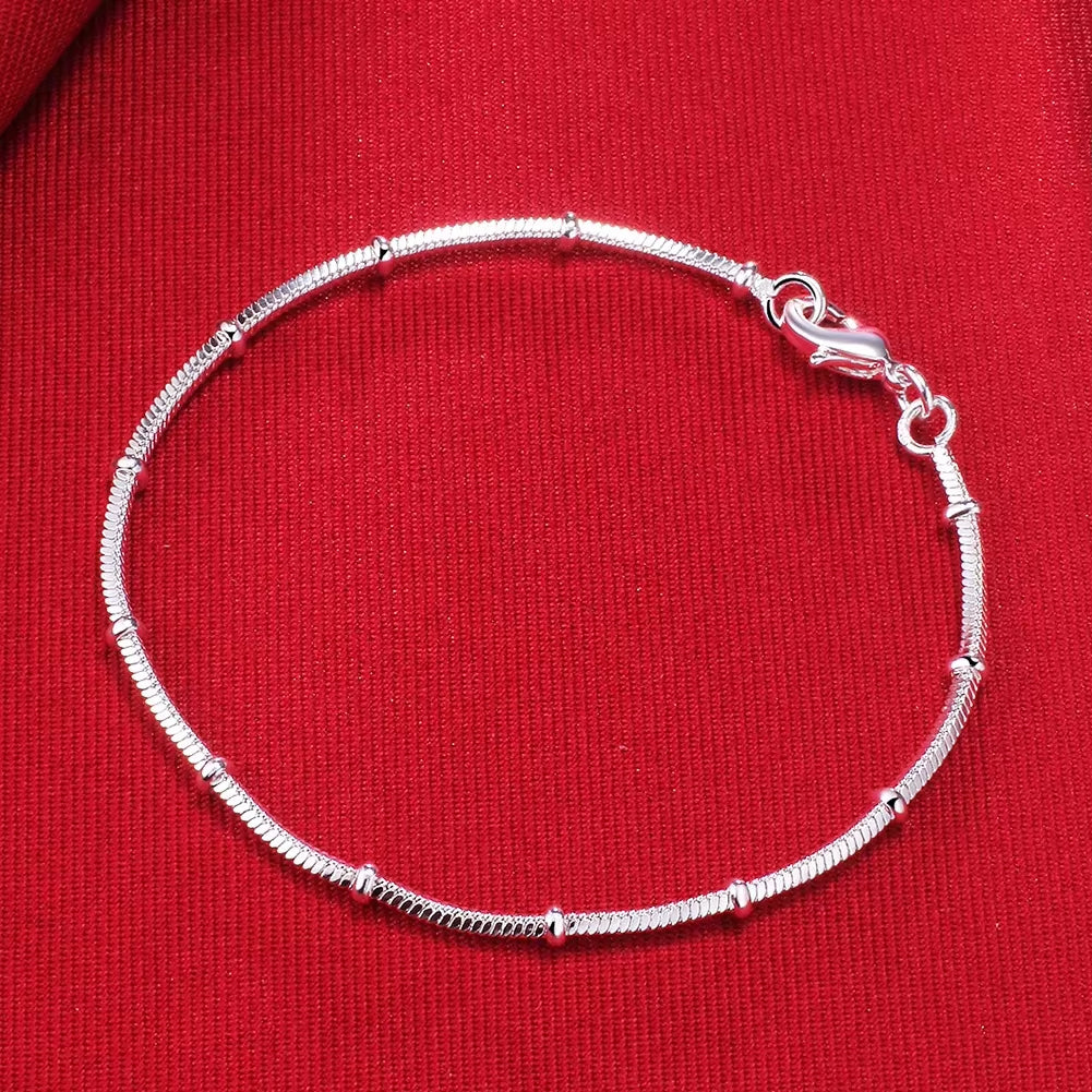 Bracelet Argenté Tendance sur fond rouge