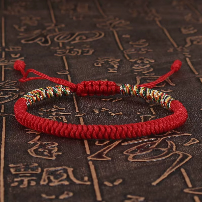 Bracelet Bouddhiste Tressé au Fil Rouge