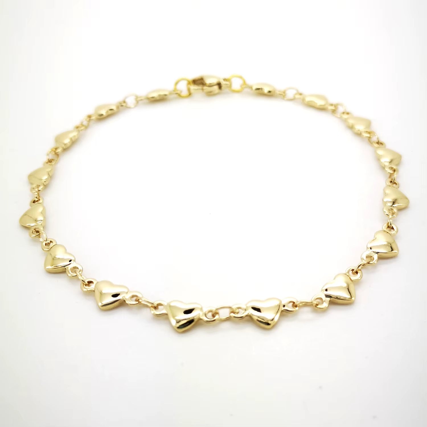 Bracelet Cheville Femme Coeurs en Acier Inoxydable sur fond gris