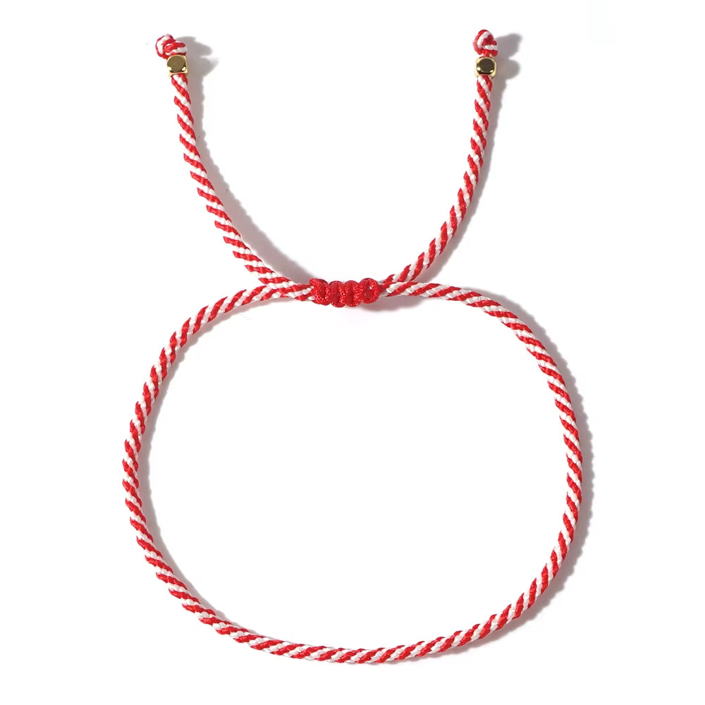 Bracelet Fil Rouge Torsadé sur fond blanc