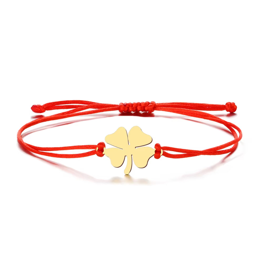 Bracelet Fil Rouge Trèfle à 4 Feuilles sur fond blanc
