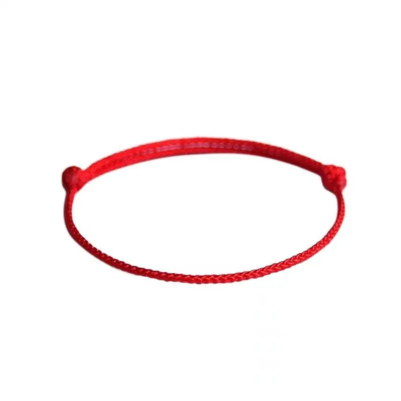 Bracelet Fil Rouge Tressé sur fond blanc