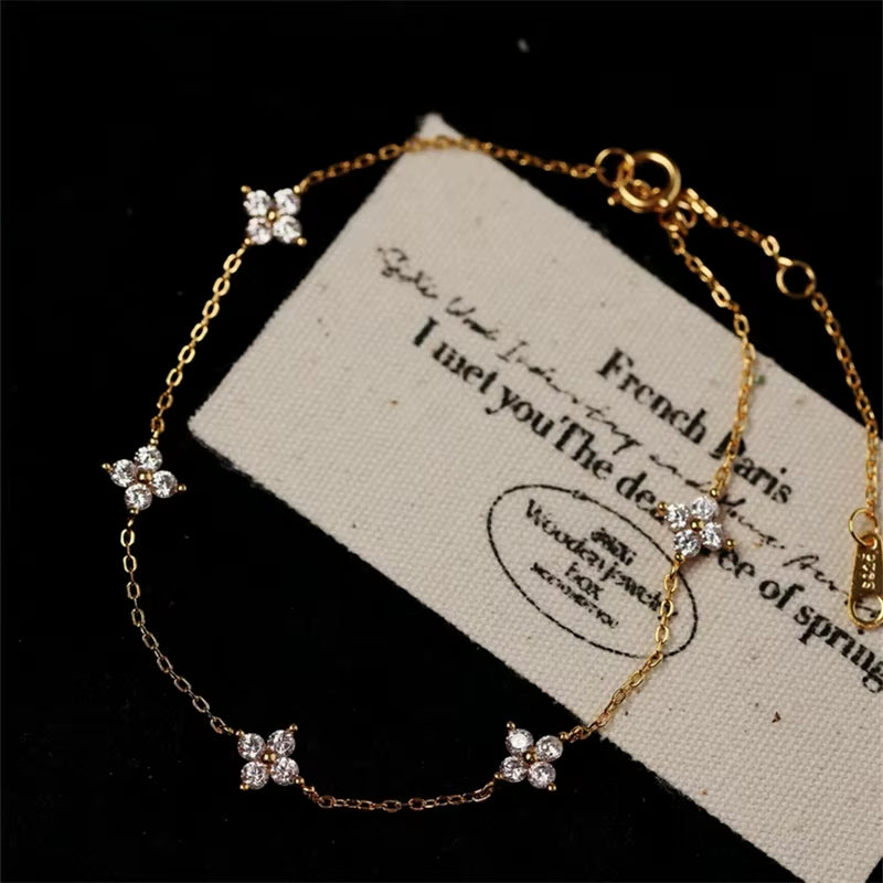 Bracelet Fleur Brillant en Acier Inoxydable sur fond noir