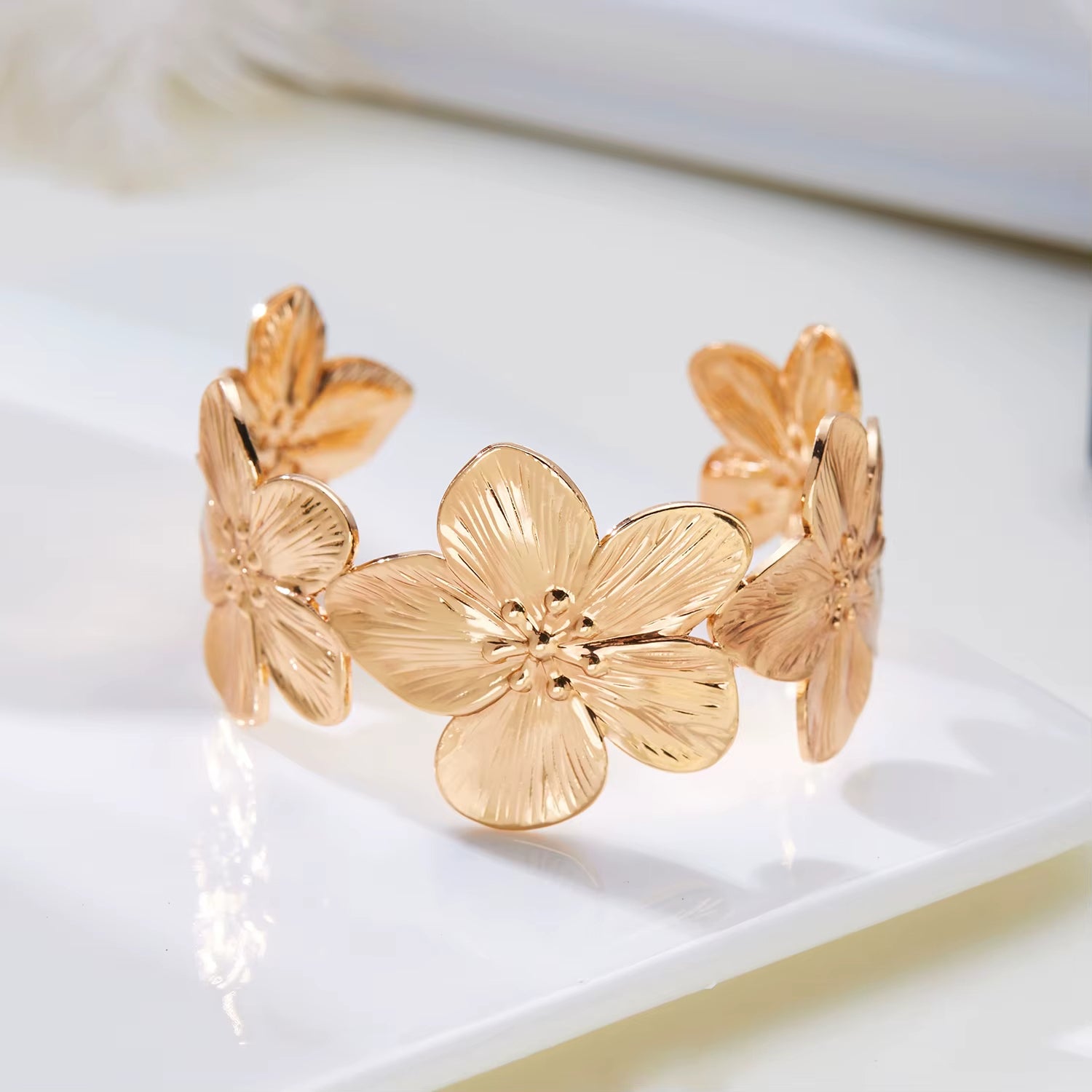 Bracelet Fleur Doré en Fer