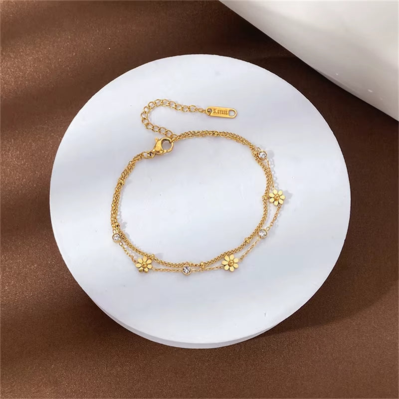 Bracelet Fleur Double Chaine en Acier Inoxydable sur fond blanc