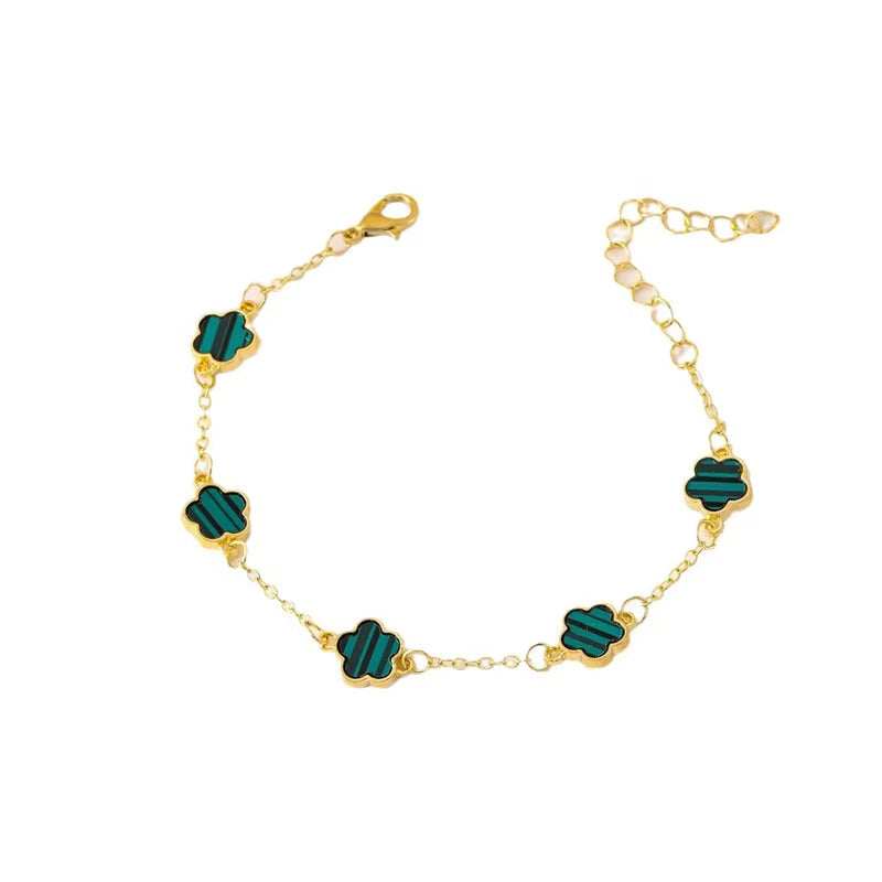 Bracelet Fleur Style Moderne sur fond blanc