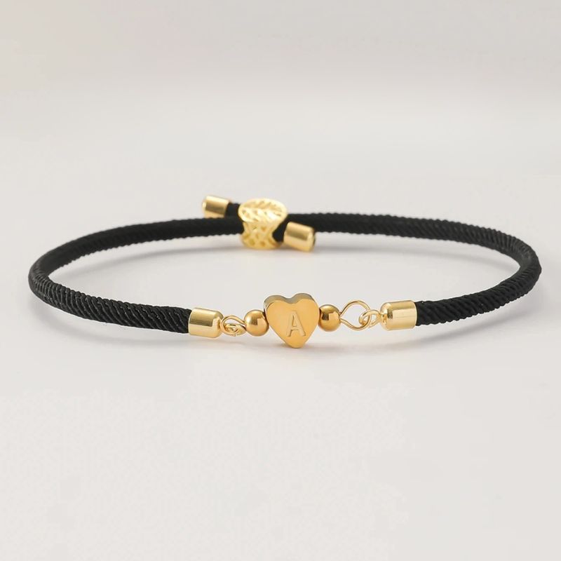 Bracelet Initiale Femme Réglable et Cœur sur fond blanc