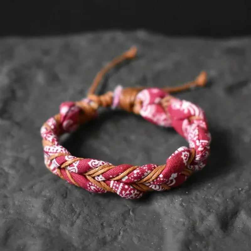 Bracelet Japonais Boho Tressé sur fond gris