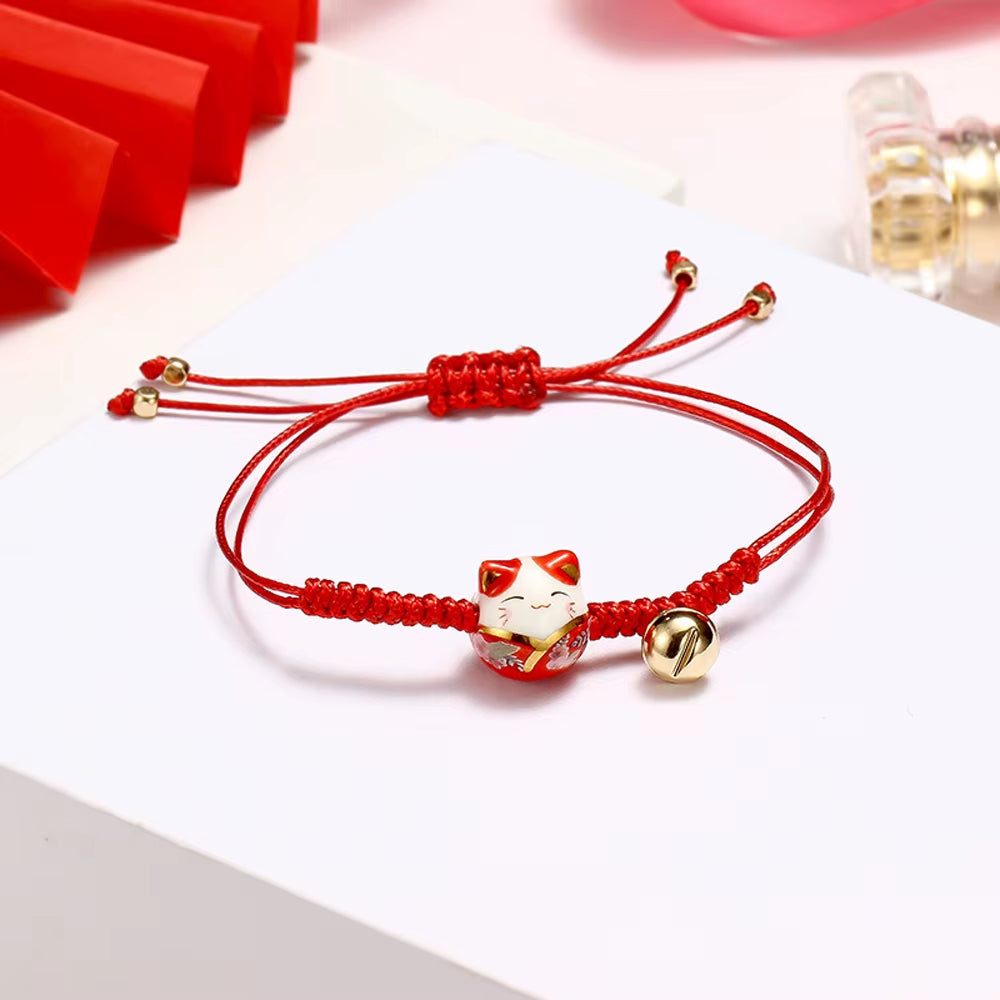 Bracelet Japonais Maneki Neko Tressé à Grelot sur fond blanc et rouge