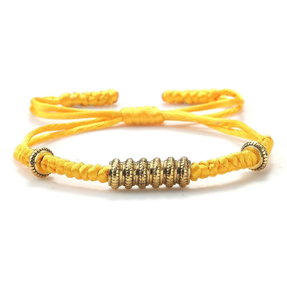 Bracelet Jaune Tressé Style Tibétain sur fond blanc