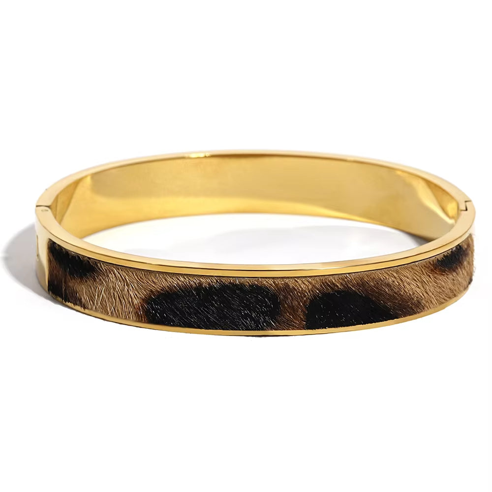 Bracelet Léopard Chic en Acier Inoxydable sur fond blanc