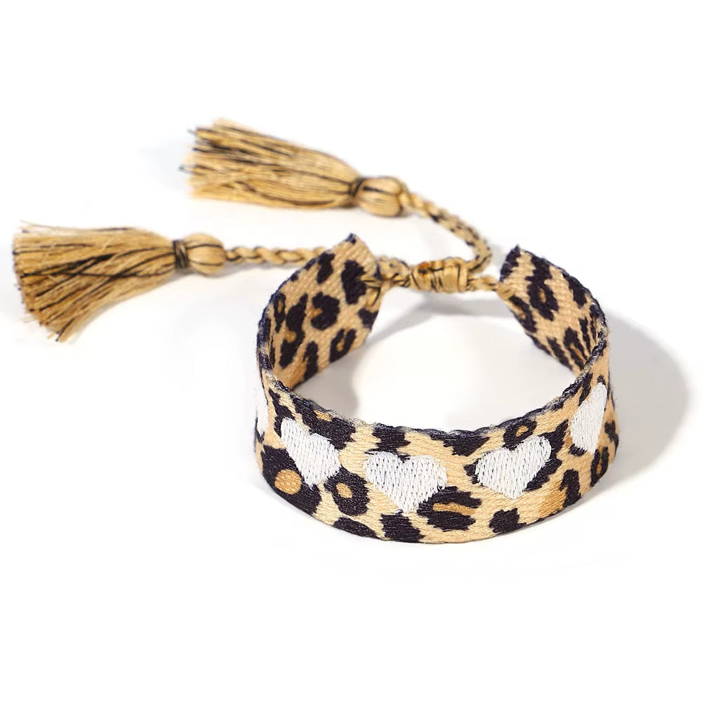 Bracelet Léopard Motifs Coeurs sur fond blanc