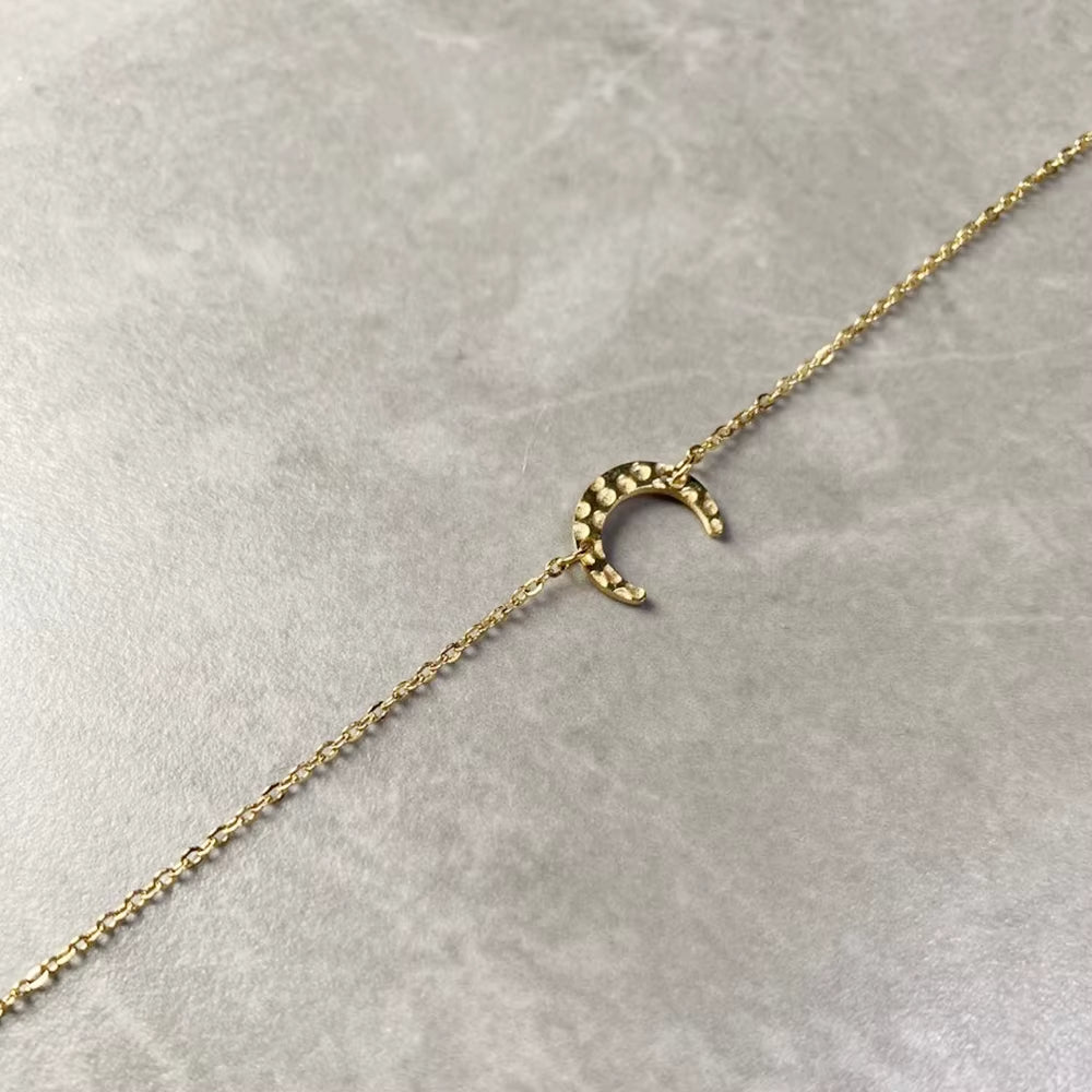 Bracelet Lune Doré en Acier Inoxydable sur fond gris