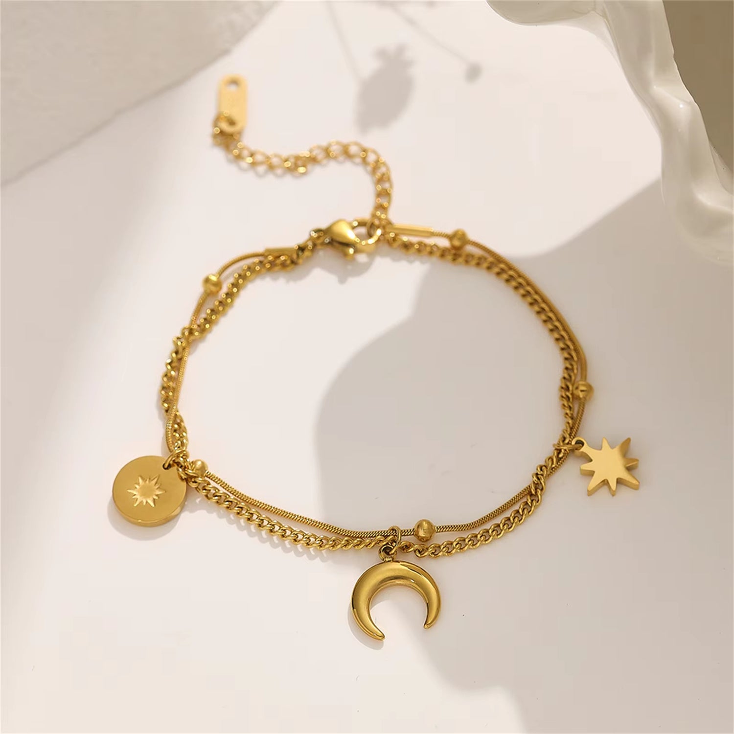 Bracelet Lune et Étoiles sur fond blanc