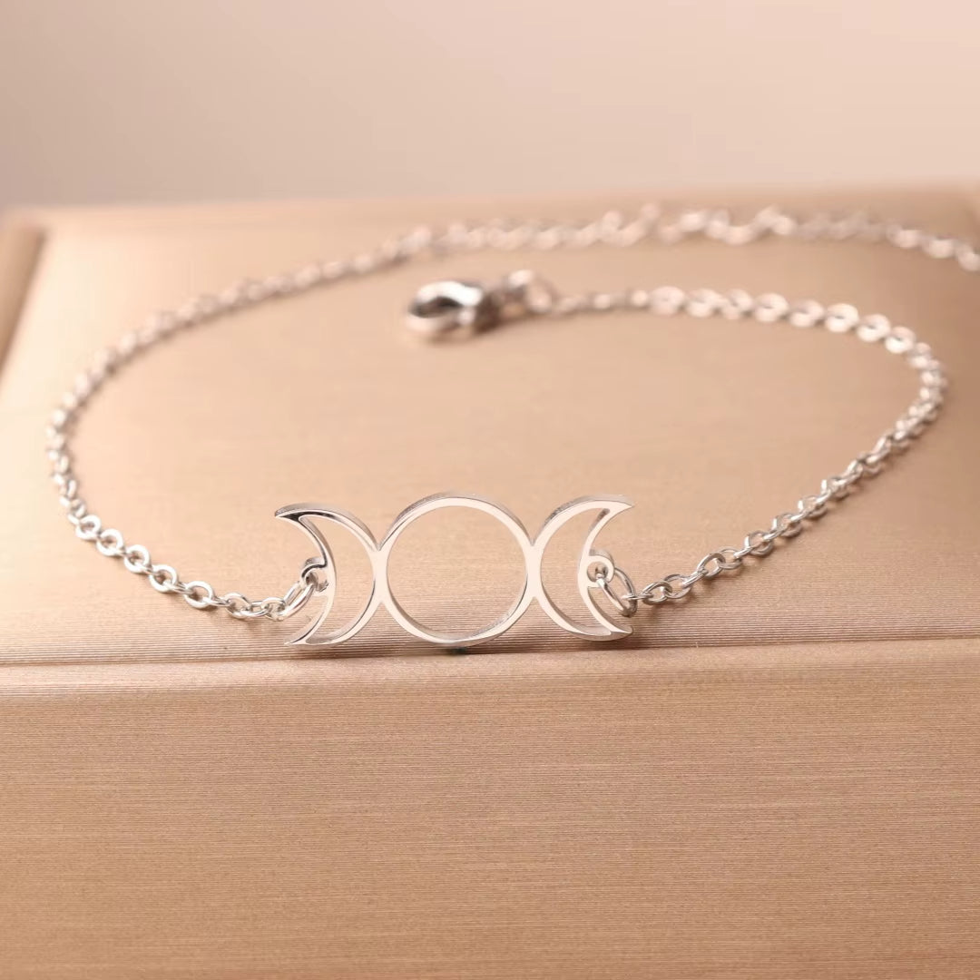 Bracelet Lune Maille Fine en Acier Inoxydable sur fond beige