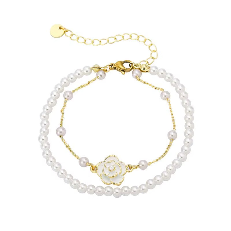 Bracelet Perle Blanche avec Fleur sur fond blanc