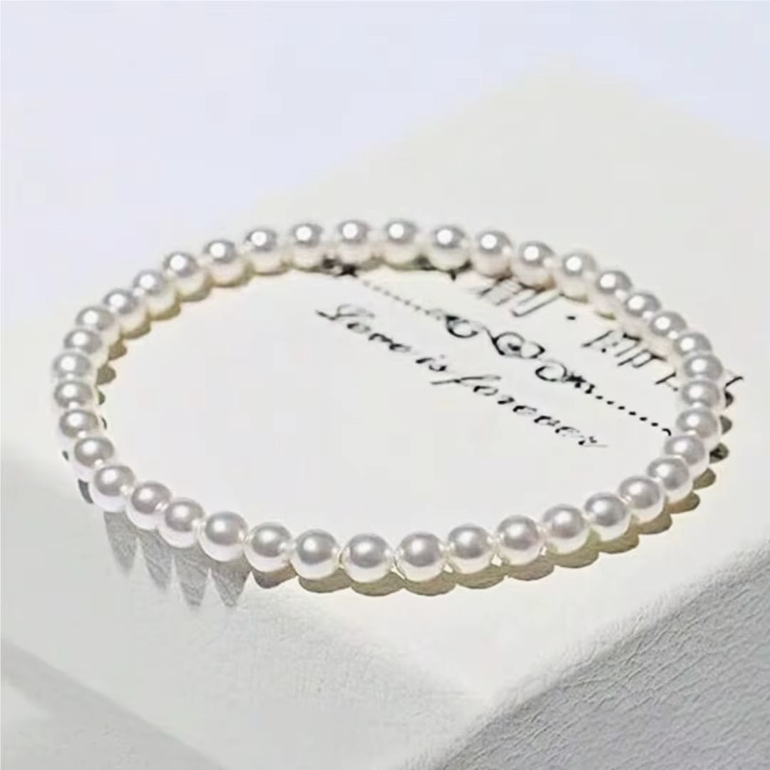 Bracelet Perle Blanche Vintage sur fond blanc