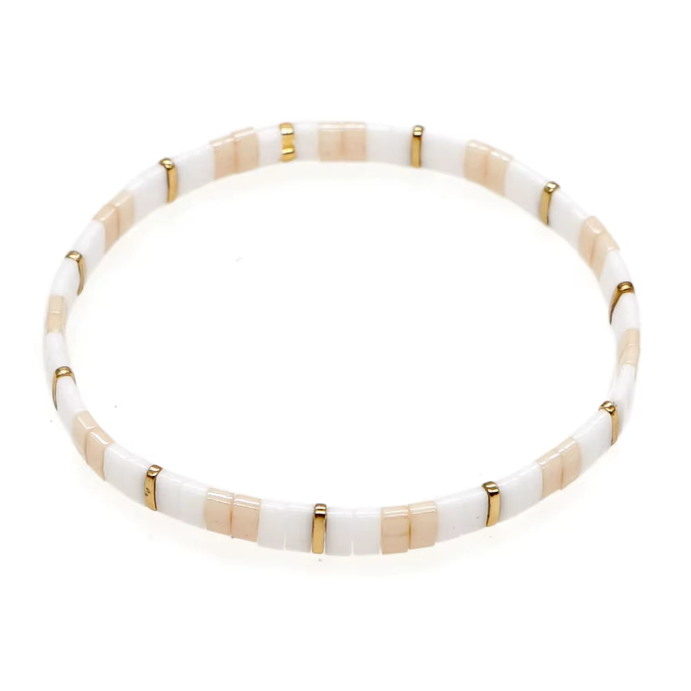 Bracelet Perle Plate Raffiné sur fond blanc