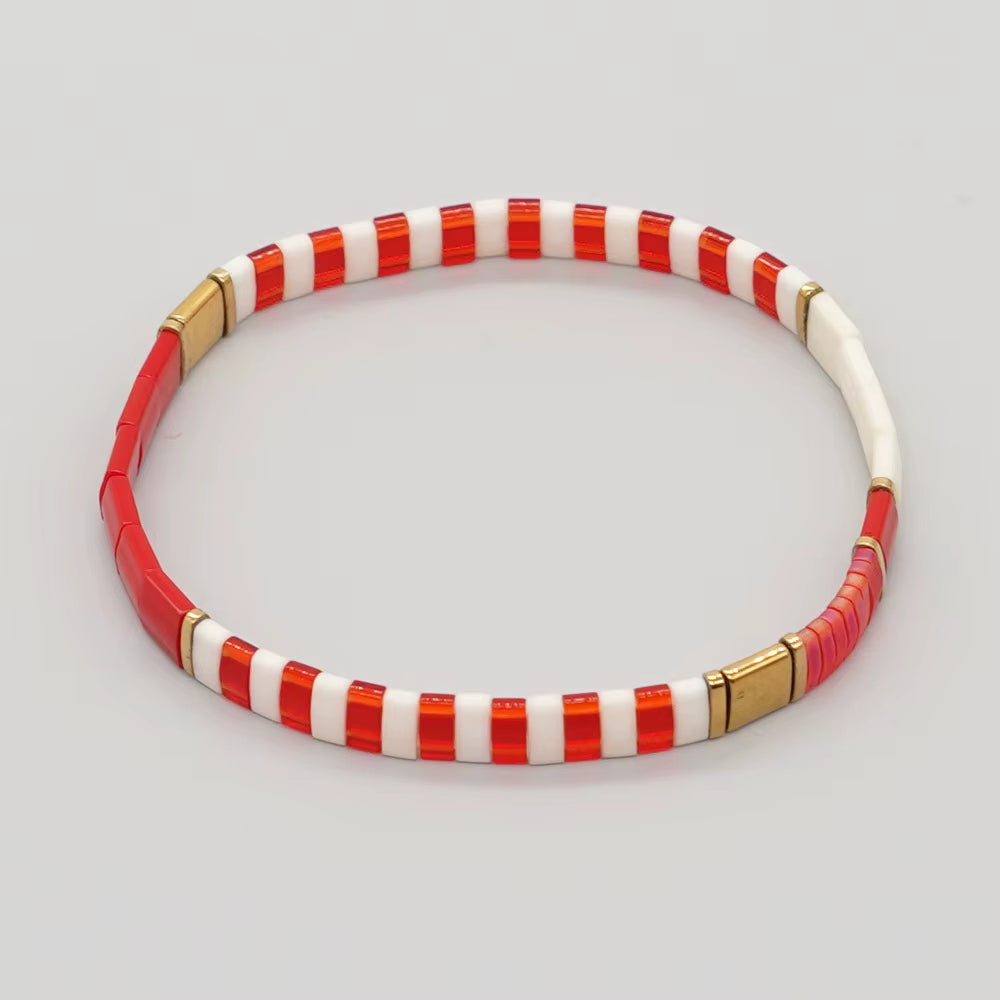 Bracelet Perle Plate Style Bohème sur fond blanc
