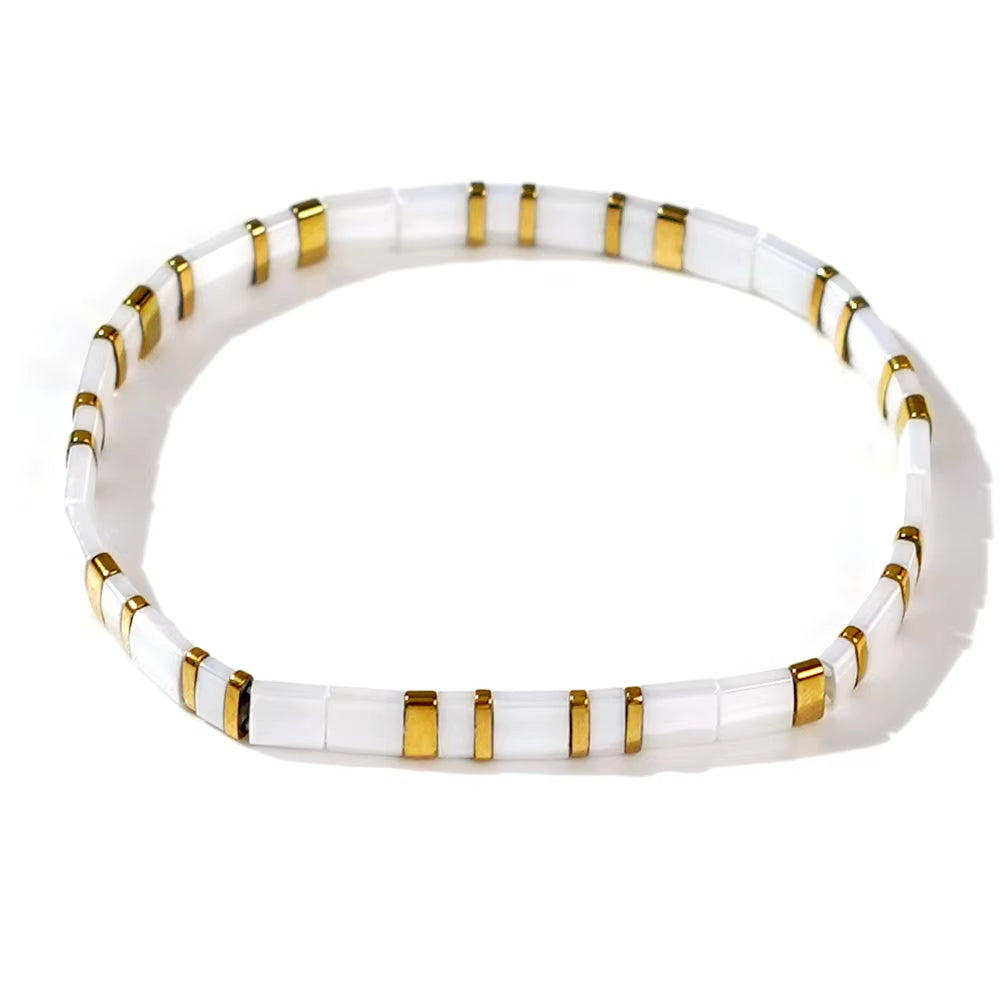 Bracelet Perle Plate Tendance sur fond blanc