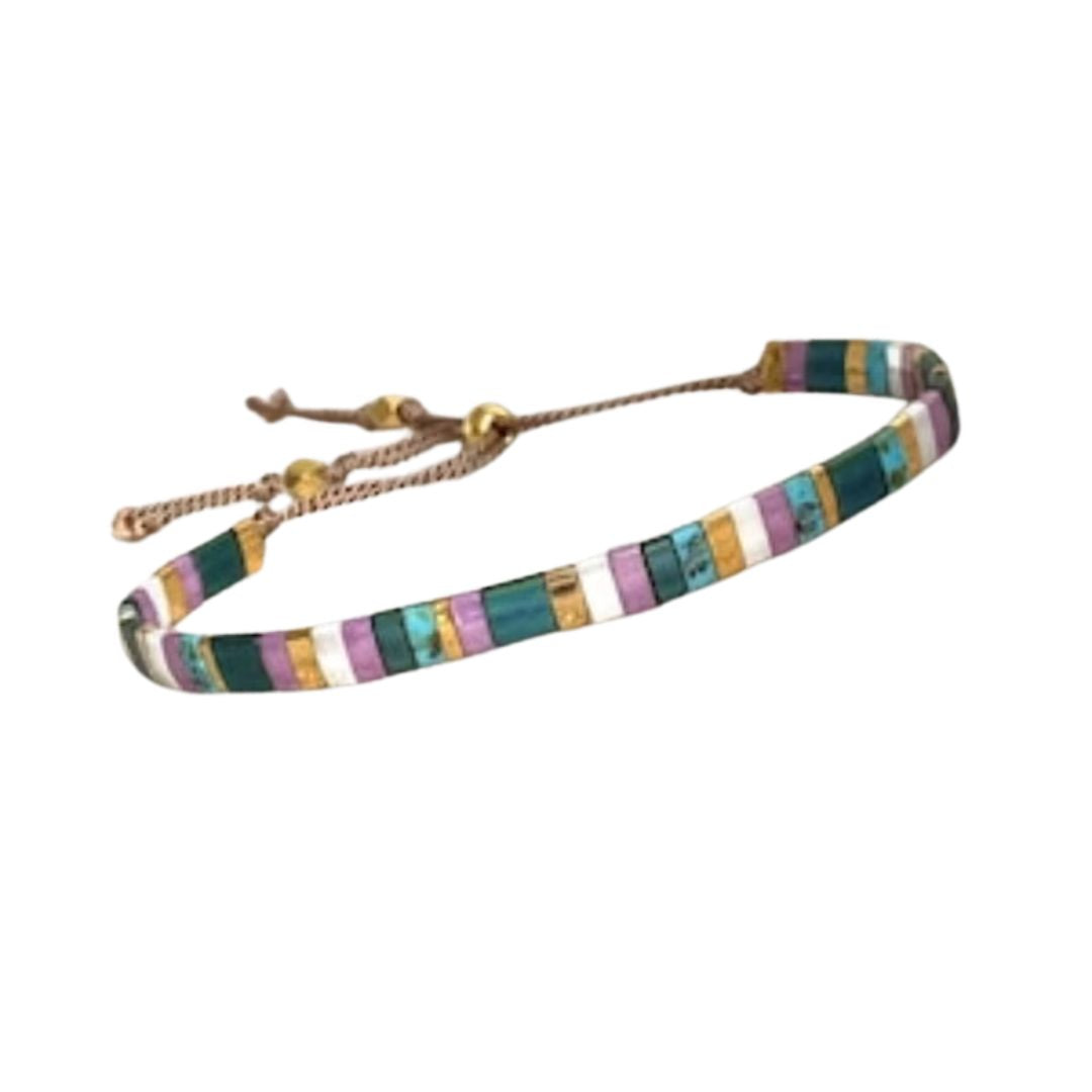 Bracelet Perle Plate Tressé et Multicolore sur fond blanc