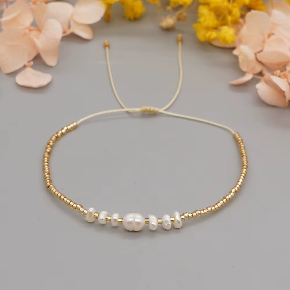 Bracelet Perles Fines Réglable sur fond gris