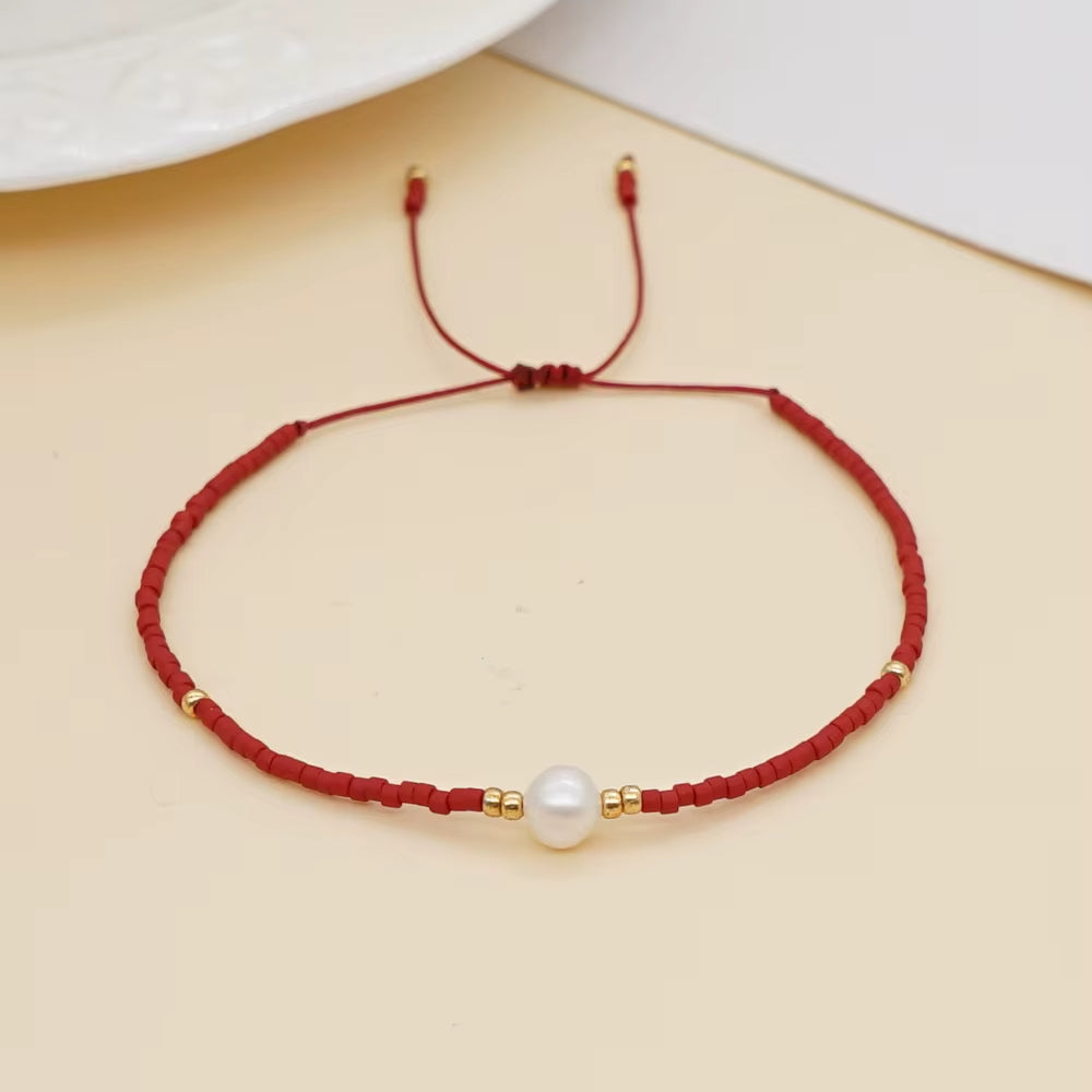 Bracelet Perles Fines Tressé sur fond beige