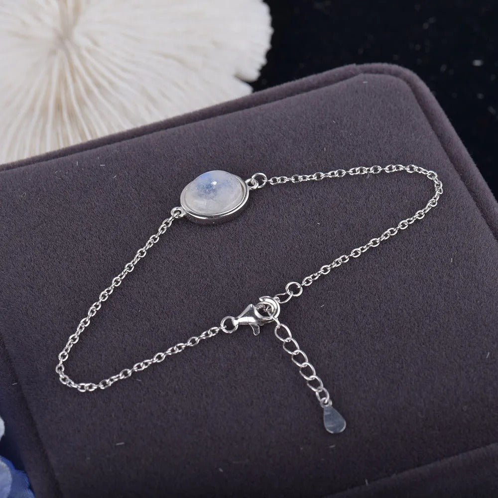 Bracelet Pierre de Lune sur Chaine présenté sur boite noire