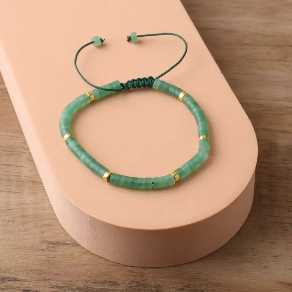 Bracelet Pierre Verte Aventurine Ajustable sur fond beige