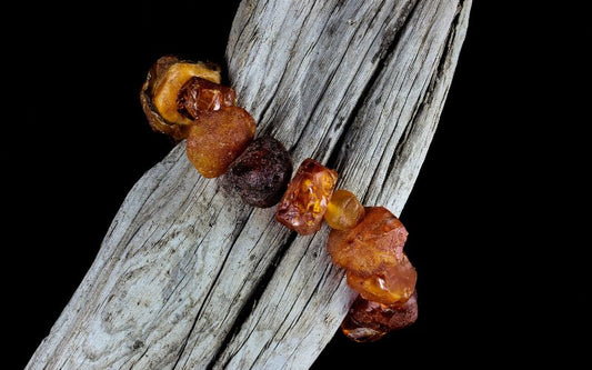 Bracelet en perles brutes de pierre naturelle Ambre, glissé sur un bout de bois esthétique 