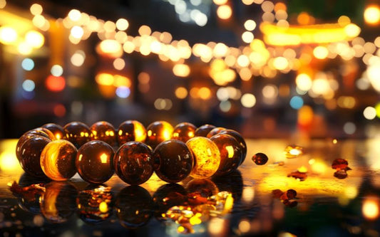 Bracelet d'ambre roulées, avec un fond flou pleins de lumières qui font ressortir les nuances de l'ambre du bracelet.