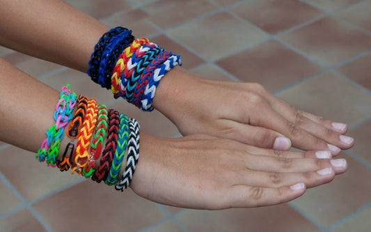 deux bras tendus chacun avec plusieurs bracelets de l'amitié multicolore. tressés