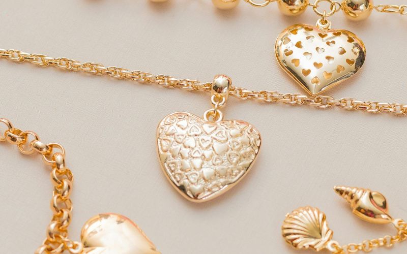 Bracelet cœur doré avec chaine et pendentif cœur, plusieurs modèle présentés