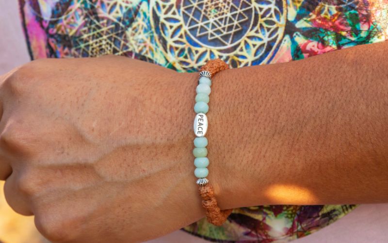 Bracelet femme en pierre naturelle et une gravure "PEACE", monté sur cordon en coton