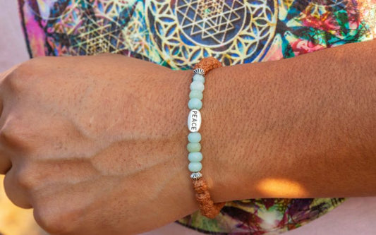 Bracelet femme en pierre naturelle et une gravure "PEACE", monté sur cordon en coton