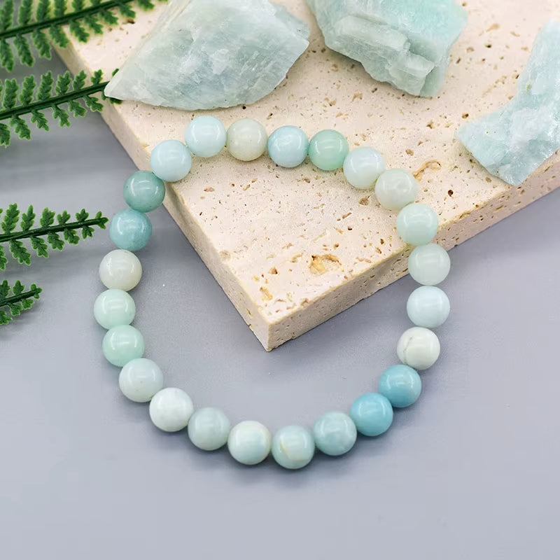 Bracelet Amazonite à Perles Rondes sur fond gris