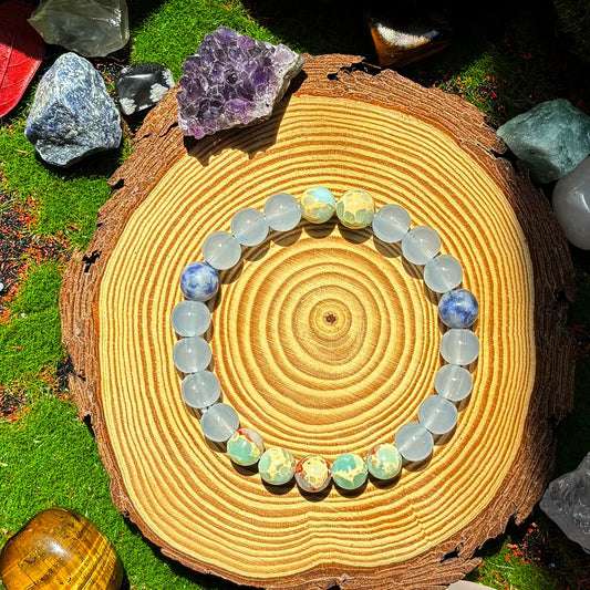 Bracelet Amazonite Translucide à Perles sur un tronc d'arbre