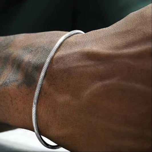 Bracelet Argenté en Argent Sterling sur le poignet d'un homme