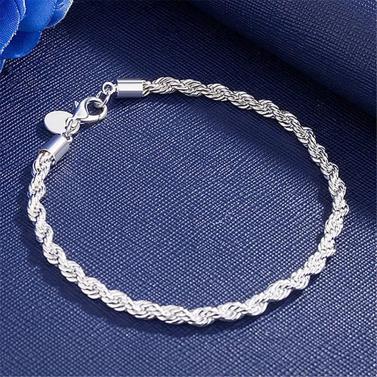 Bracelet Argenté et Torsadé sur fond bleu
