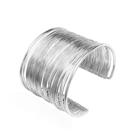 Bracelet De Bras Femme Manchette argenté sur fond blanc