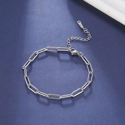 Bracelet Chaine Femme Maillons Epais sur fond bleu