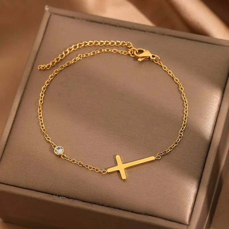 Bracelet Croix Femme Élégance Spirituelle — Acier Inoxydable