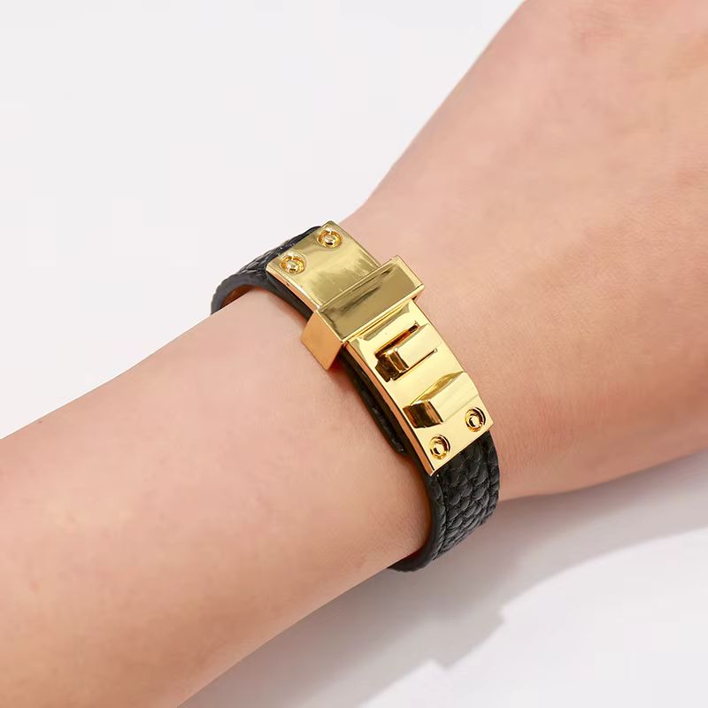 Bracelet Cuir Femme Large Plaque Dorée