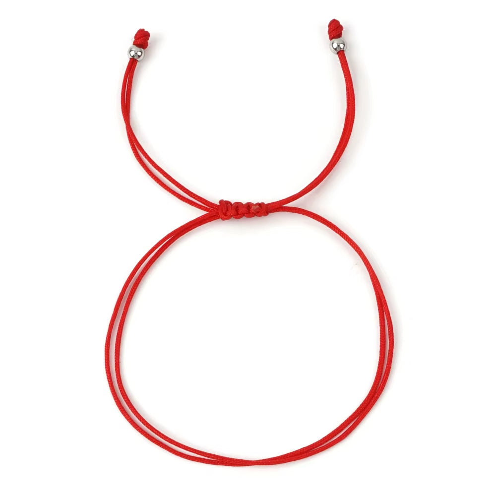 Bracelet Fil Rouge Minimaliste sur fond blanc