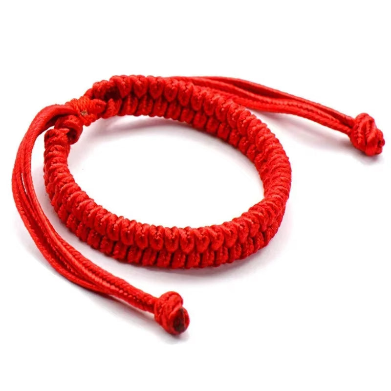 Bracelet Fil Rouge Tressé en Coton sur fond blanc