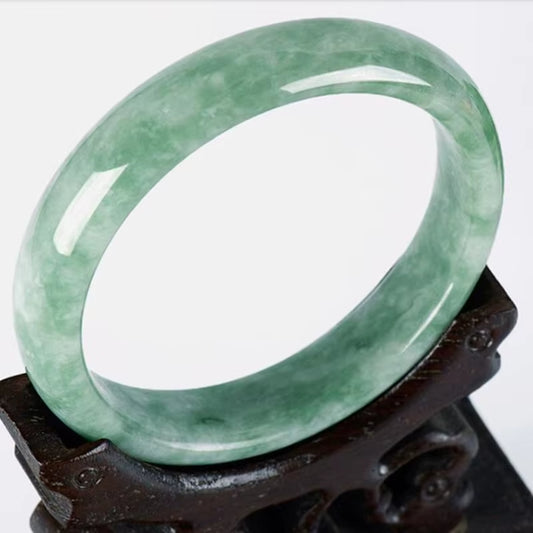 Bracelet Jade Épuré sur fond gris et noir